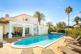 Elegant three-bedroom villa with pool and direct access to exclusive Golf Resort Carvoeiro.
